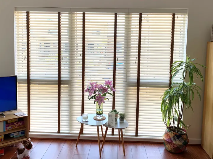 Wood Venetian Blinds installation example 1